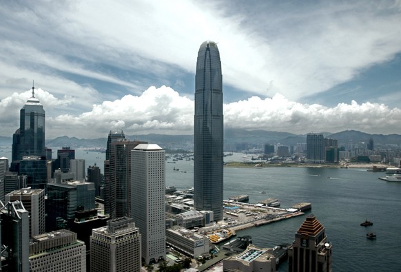 ** ARCHIV ** Das Gebaeude des &#039;Two International Finance Centre (Two IFC)&#039;, Mitte, erhebt sich ueber Victoria Harbour in Hongkong am 24. Juni 2003. Hongkong ist ein Paradebeispiel fuer die M ...
