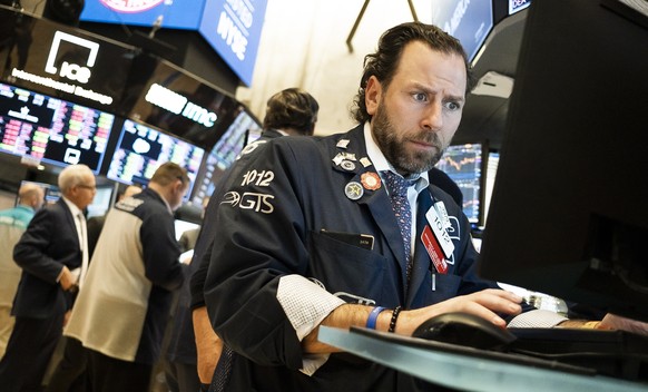 epa08183112 Traders work on the floor of the New York Stock Exchange at the closing bell in New York, New York, USA, on 31 January 2020. The Dow Jones industrial average lost over 600 points today as  ...