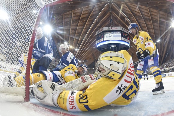 epa05690386 (L-R) Minsk&#039;s Evgeny Kovyrshin and Rob Klinkhammer fight for the puck with Davos&#039; Beat Forster, goalkeeper Melvin Nyffeler, and Per Ledin during the game between HK Dinamo Minsk  ...