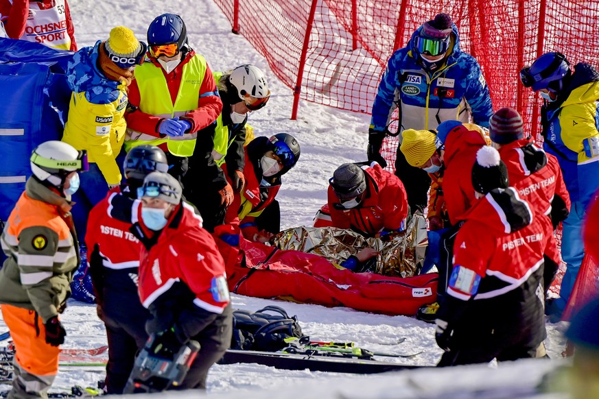 epa08927627 USA&#039;s Tommy Ford receives medical attention after falling during the first run of the men&#039;s giant slalom race at the FIS Alpine Skiing World Cup in Adelboden, Switzerland, 09 Jan ...