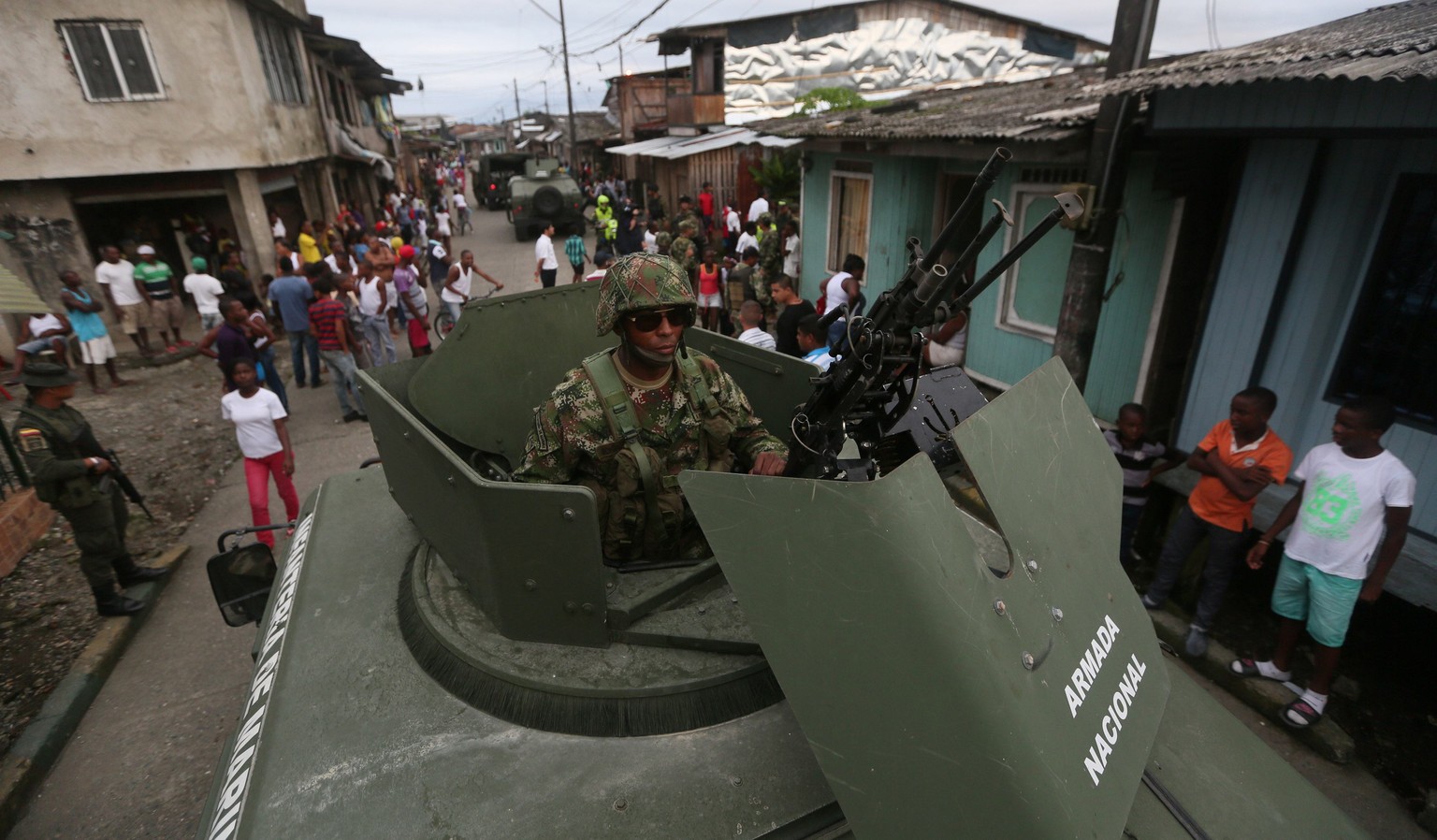 Ein gepanzertes Fahrzeug patrouilliert durch ein Armenviertel in Buenaventura im März beim Besuch des Verteidigungsministers&nbsp;Juan Carlos Pinzon.