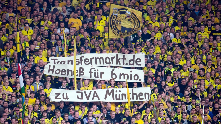 epa03687507 Dortmund&#039;s fans comment on tax affair and Uli Hoeness with a banner during the German Bundesliga soccer match between Borussia Dortmund and Bayern Munich at the Signal Iduna Park in D ...