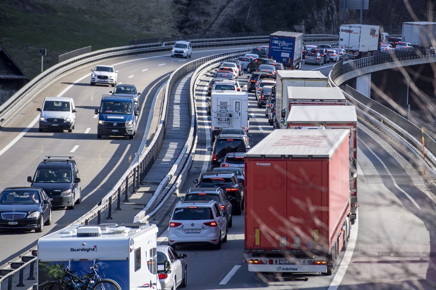 Der Osterreiseverkehr staut sich vor dem Gotthard-Tunnel zwischen Goeschenen und Amsteg auf der A2 in Richtung Sueden auf rund 2 Kilometer Laenge, am Donnerstag, 1. April 2021. (KEYSTONE/Urs Flueeler)