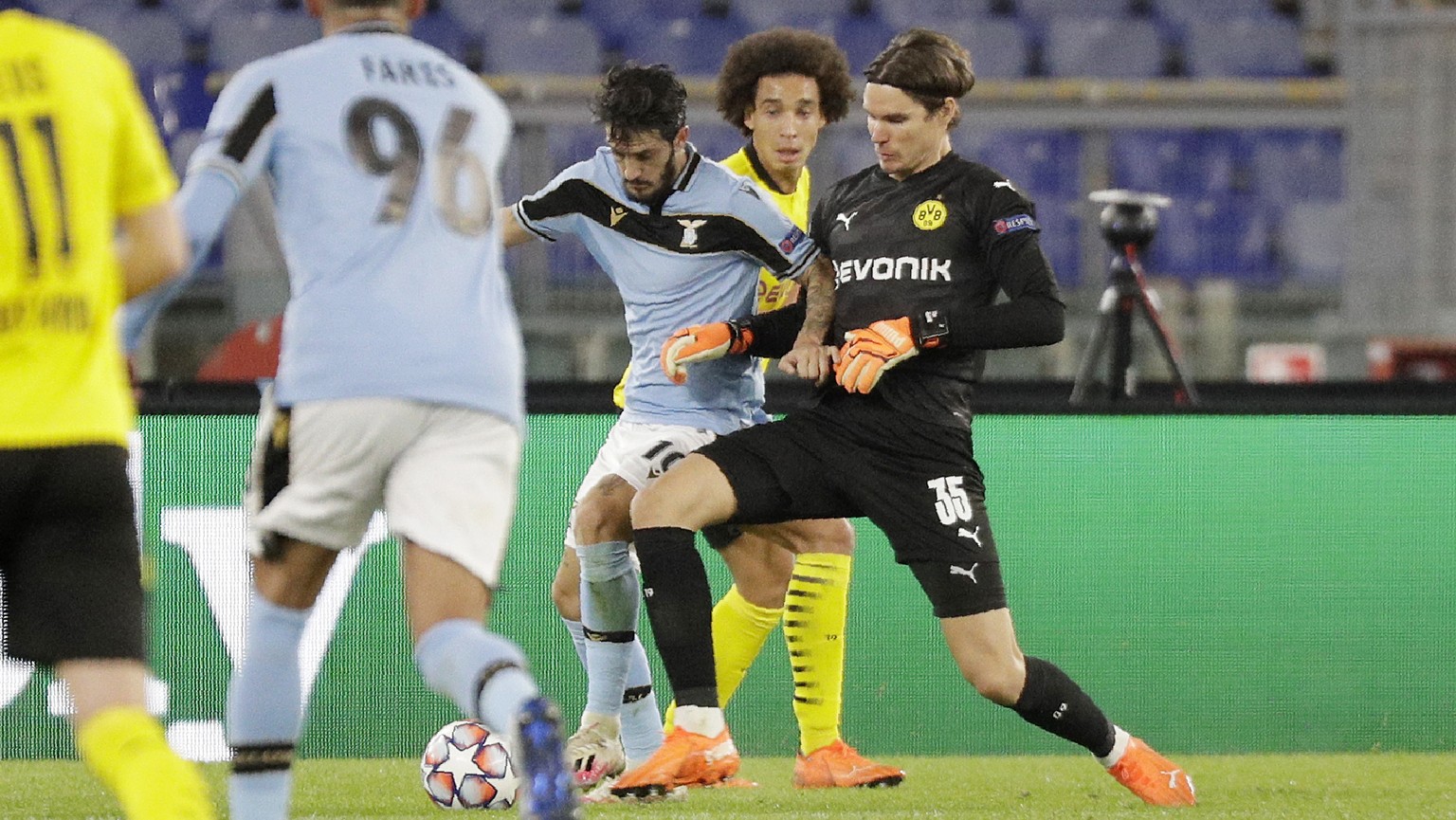 Dortmund&#039;s goalkeeper Marwin Hitz, right, challenges for the ball with Lazio&#039;s Luis Alberto during the Champions League group F soccer match between Lazio and Borussia Dortmund at the Olympi ...