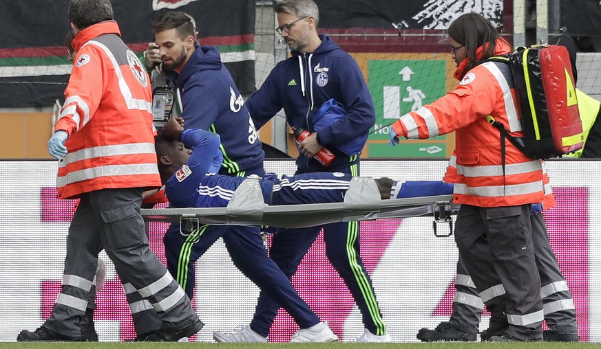 Schalke&#039;s Breel Embolo leaves the field on a stretcher during the German Bundesliga soccer match between FC Augsburg and FC Schalke 04 in Augsburg, Germany, Saturday, Oct. 15, 2016. (AP Photo/Mat ...