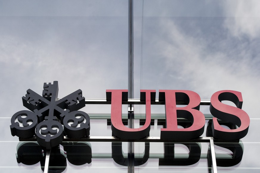 ARCHIVBILD - UBS ERZIELT GEWINN VON 1,17 MILLIARDEN IM ZWEITEN QUARTAL - Das UBS Logo fotografiert am Tag der Bilanzmedienkonferenz der Bank UBS am Dienstag, 2. Februar 2016 in Zuerich. Der Reingewinn ...