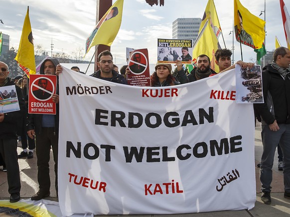Nicht willkommen: Rund 300 Menschen protestierten in Genf gegen die Anwesenheit des türkischen Staatschefs Recep Tayyip Erdogan am Flüchtlingsforum.