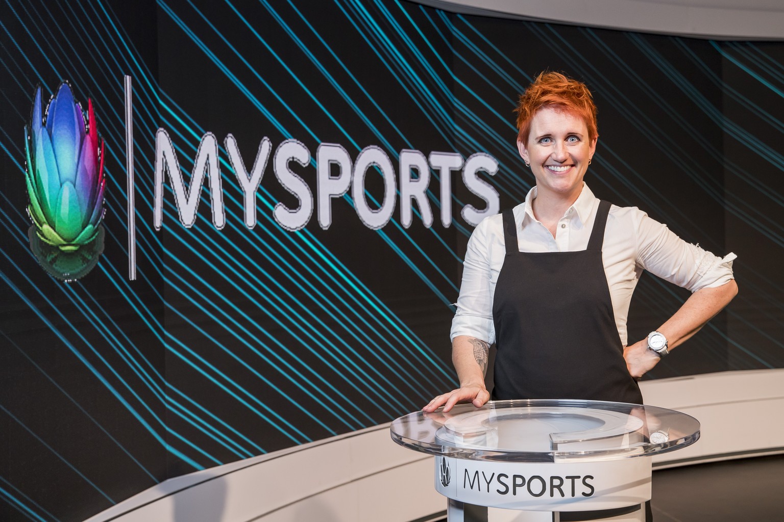Moderatorin Steffi Buchli posiert im Studio in der Romandie von UPC MySports in Rossens am Mittwoch, 6. September 2017. (KEYSTONE/Christian Merz)