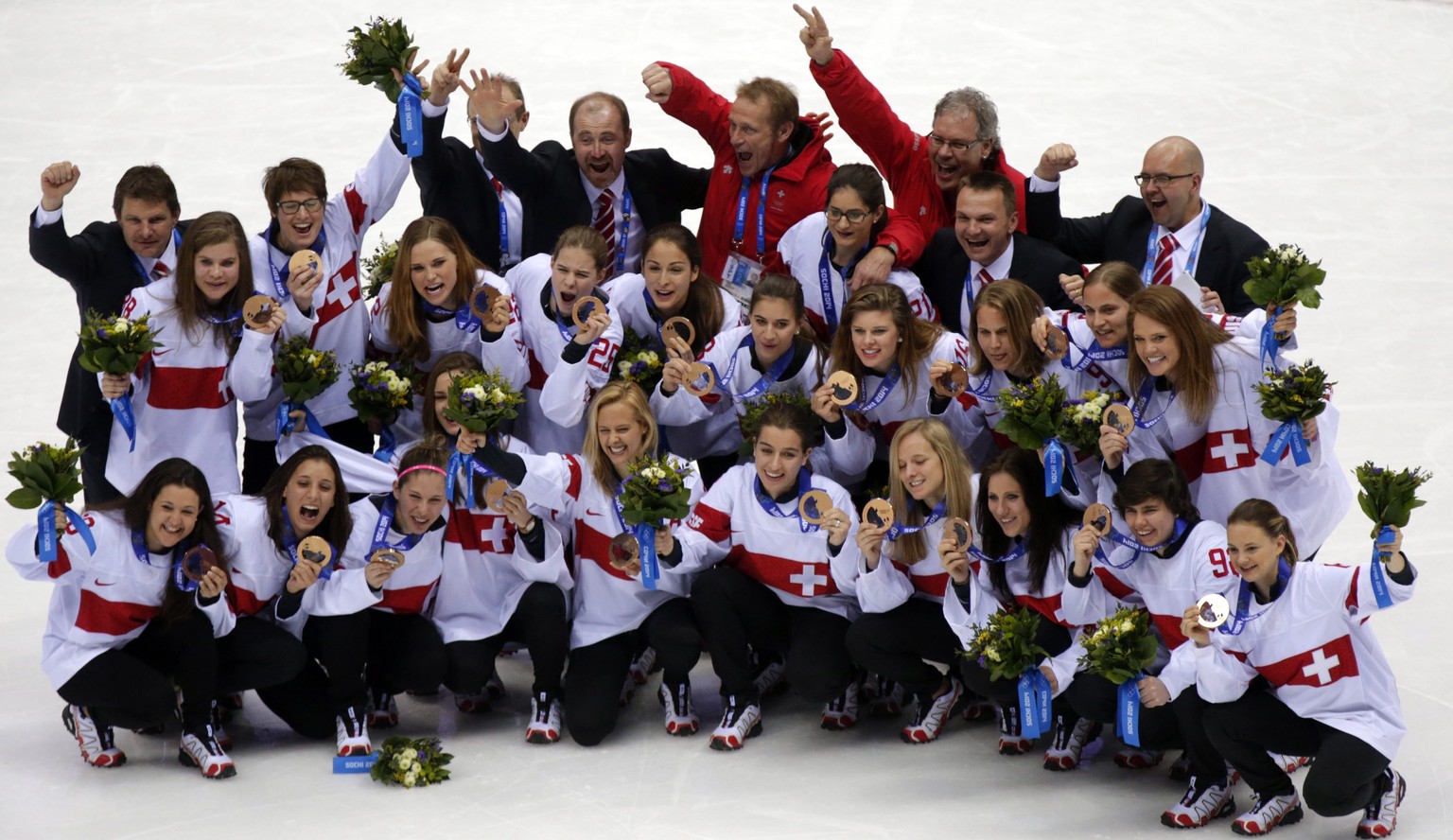 epa04092160 Switzerland&#039;s players celebrate their third place and bronze medals in the Women&#039;s Ice Hockey tournament at the Sochi 2014 Olympic Games, Sochi, Russia, 20 February 2014. Switzer ...