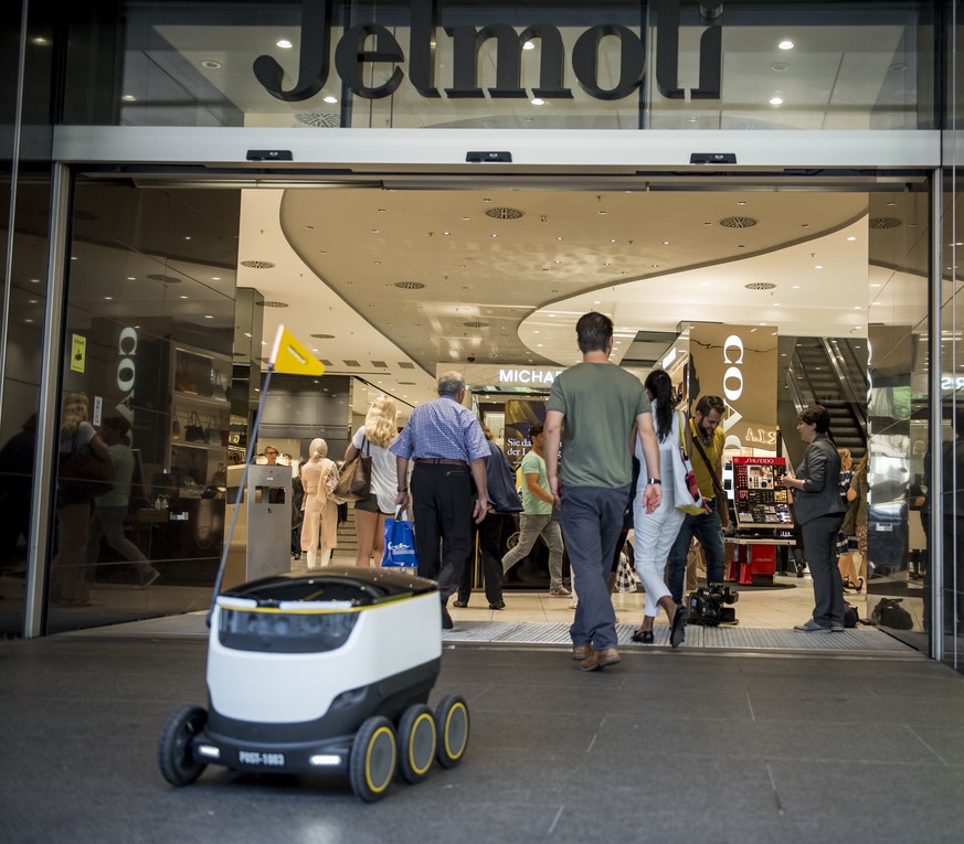 Die Post startet zusammen mit Jelmoli einen Pilotversuch fuer die Lieferung mit Zustellrobotern in der Innenstadt am Dienstag, 29. August 2017, in Zuerich. (KEYSTONE/Christian Merz)
