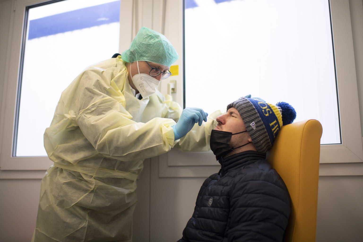 Der Arzt Walter Kistler macht einen Coronavirus-Schnelltest, im Testzentrum fuer das Coronavirus, am Montag, 25. Januar 2021, beim Spital in Davos. Heute nehmen im Kanton Graubuenden neun regionale Im ...