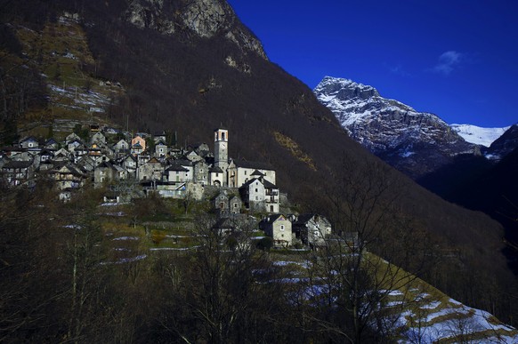 Das Dorf Corippo TI, aufgenommen am Dienstag, 14. Januar 2014. Corippo ist die nach Zahl der Einwohner (Stand 1. Janaur 2013: 18 Einwohner) kleinste politische Gemeinde der Schweiz. Der Dorfkern wurde ...