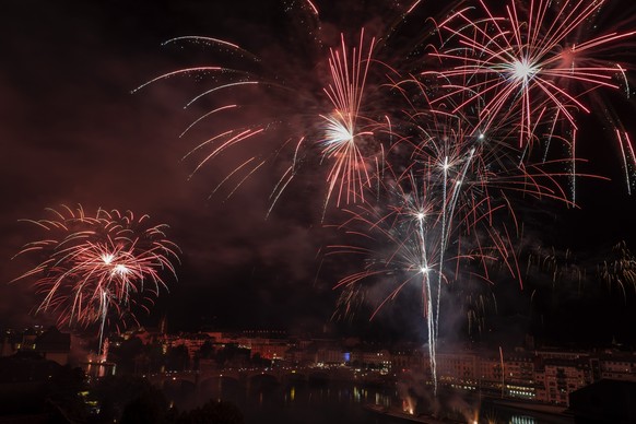 Das 1. August-Feuerwerk ueber dem Rhein in Basel, fotografiert am Dienstag, 31. Juli 2018. (KEYSTONE/Georgios Kefalas)