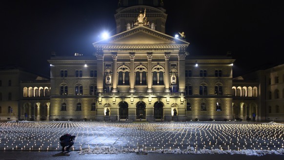 Activists lit almost 5000 candles to commemorate the people who died of Corona in Switzerland, this Sunday, December 6, 2020, on the Bundesplatz, front of the Federal Palace, in Bern, Switzerland. (KE ...