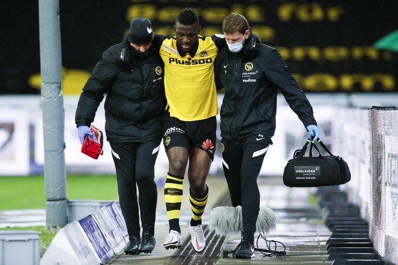 YBs Jean-Pierre Nsame wird nach seiner Verletzung in die Kabine begleitet, im Super League Spiel zwischen dem BSC Young Boys Bern und dem FC Luzern, am Samstag 15. Mai 2021 im Stadion Wankdorf in Bern ...