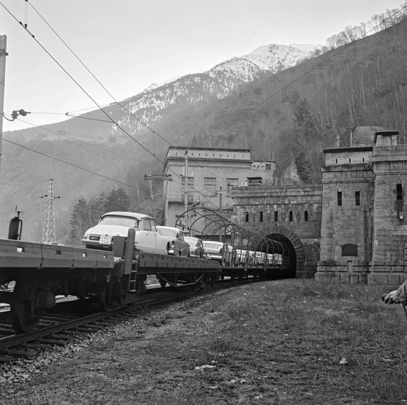 Das Nordportal des Simplontunnels in Brig, Kanton Wallis, mit einem Autoreisezug, aufgenommen am 25. Februar 1960. (KEYSTONE/PHOTOPRESS-ARCHIV/Joe Widmer)
