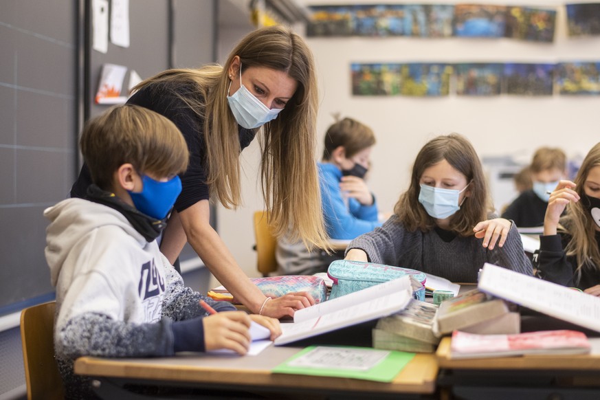 Klassenlehrerin Amanda Zuercher spricht mit den Kinder mit Atemschutzmasken im Unterricht im Schulhaus Fluntern, aufgenommen am Montag, 25. Januar 2021 in Zuerich. Schuelerinnen und Schuelern ab der 4 ...