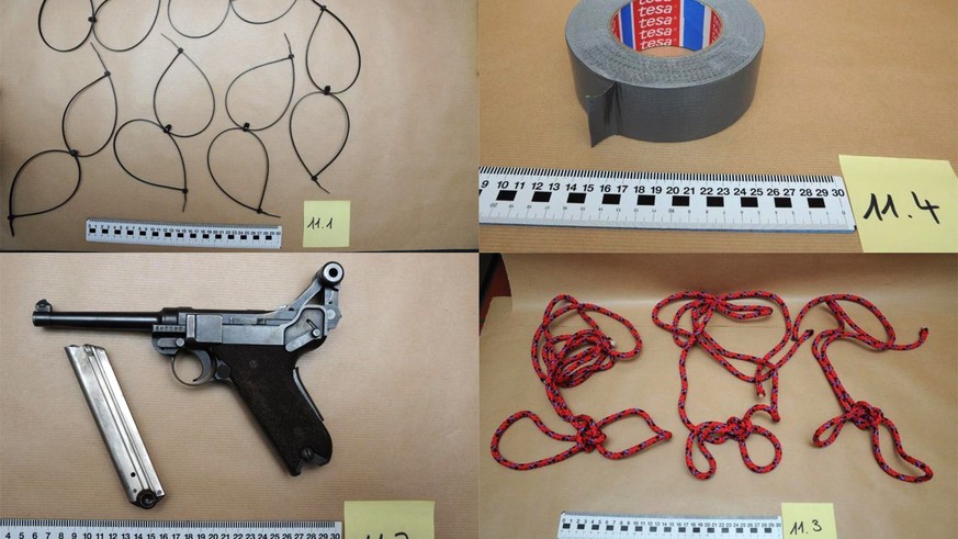 Der Inhalt des Rucksacks, den die Polizei bei der Hausdurchsuchung bei Thomas N. in Rupperswil gefunden hat: Waffe, Klebeband, Fesselutensilien.