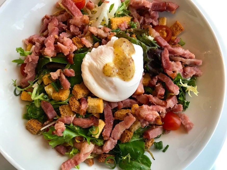 Salade lyonnaise lyon salat essen food croutons lardons speck ei pochiert https://stmed.net/wallpaper-124606