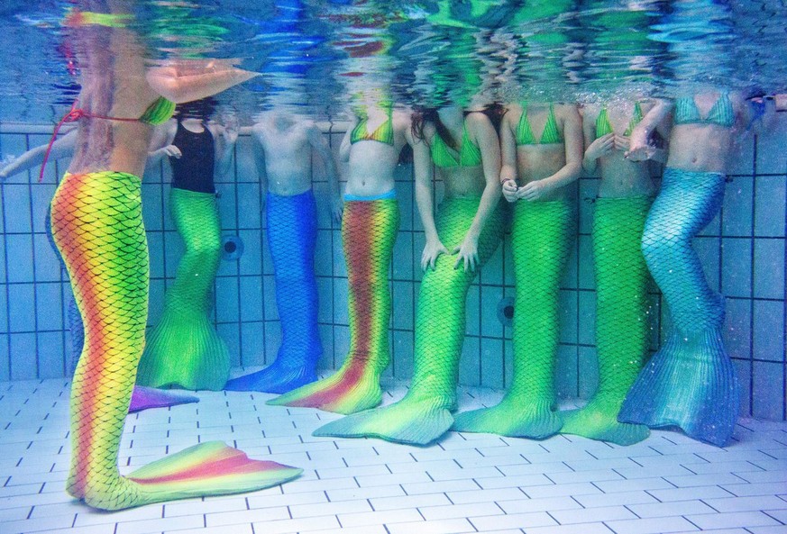 epa04639952 A picture made available 27 February 2015 of underwater model and diving instructor Katrin Felton (L) teaching mermaiding in Hildesheim, Germany, 21 February 2015. Felton aka Mermaid Kat t ...