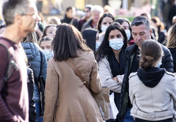 Menschen mit und ohne Atemschutzmaske bewegen sich im oeffentlichen Raum an der Bahnhofstrasse, aufgenommen am Samstag, 24. Oktober 2020 in Zuerich. KEYSTONE/Ennio Leanza)