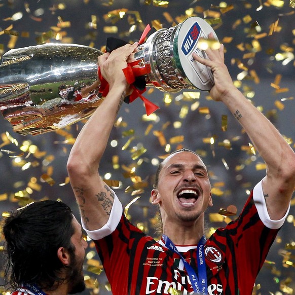 epa02857198 AC Milan&#039;s Zlatan Ibrahimovic lifts the trophy after winning the Italian Supercup match between AC Milan and Inter Milan at the Birds Nest Stadium in Beijing, China, 06 August 2011. E ...