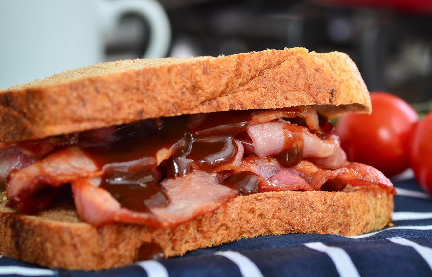 bacon butty speck sandwich brown sauce hp sauce brot grossbritannien essen food fleisch