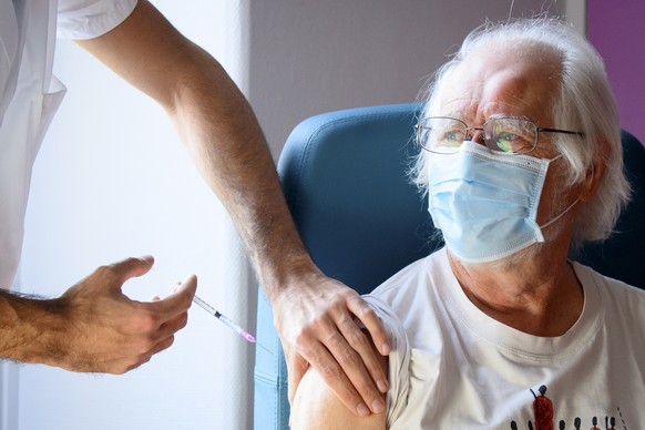 epaselect epa08931446 A nurse administers the Pfizer-BioNTech COVID-19 vaccine to 2017 Nobel Prize in Chemistry, Swiss professor Jacques Dubochet during vaccinations against the coronavirus disease (C ...