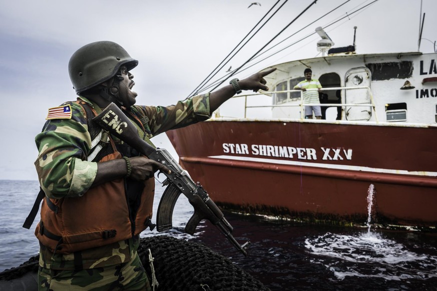 Die Küstenwache Liberias nimmt zusammen mit Sea Shepherd die Besatzung eines Fischerbootes fest.