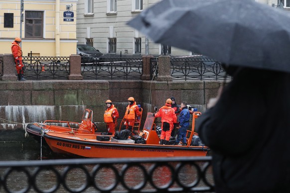 epa07985711 Rescuers examine the bottom of the Moika River where were the remains of a student killed by Oleg Sokolov found in St. Petersburg, Russia, 10 November 2019. Oleg Sokolov, a Russian histori ...