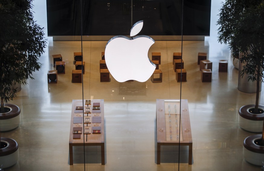 epa08296900 A closed Apple store in Bangkok, Thailand, 16 March 2020. Apple Inc. retail stores outside Greater China will remain closed until 27 March 2020, to slow the spread of the coronavirus SARS- ...
