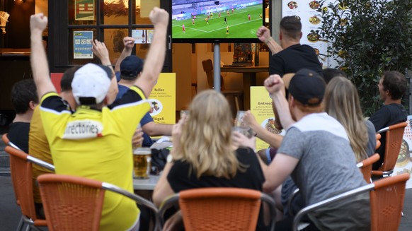 YB Fans jubeln nach dem ersten Tor von YBs Christopher Martins beim Spiel zwischen dem FC Sion und YB, auf einer Terrasse im Restaurant Anker, am Freitag, 31. Juli 2020, in Bern (KEYSTONE/Anthony Anex ...