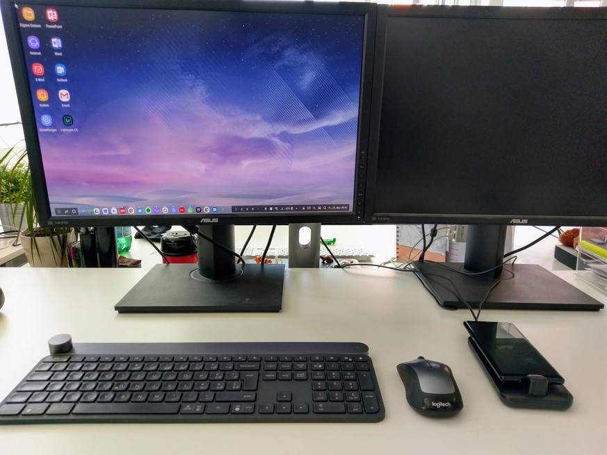 Das Handy auf der Dockingstation ist der PC- bzw. Laptop-Ersatz. Tastatur und Maus lassen sich per Kabel oder Bluetooth mit dem Dex Pad (rechts im Bild) koppeln.
