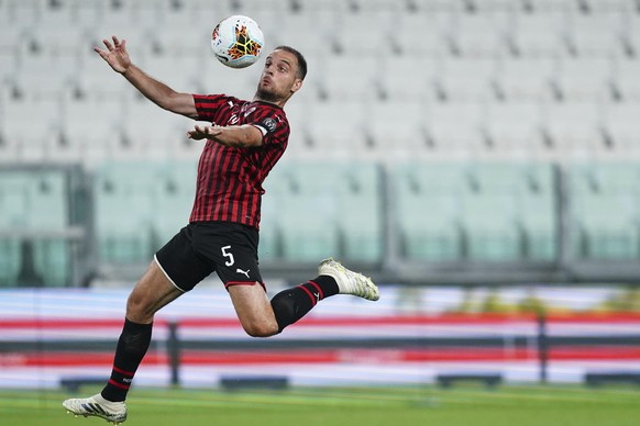 AC Milan&#039;s Giacomo Bonaventura goes for the ball during an Italian Cup second leg soccer match between Juventus and AC Milan at the Allianz stadium, in Turin, Italy, Friday, June 12, 2020. The ma ...
