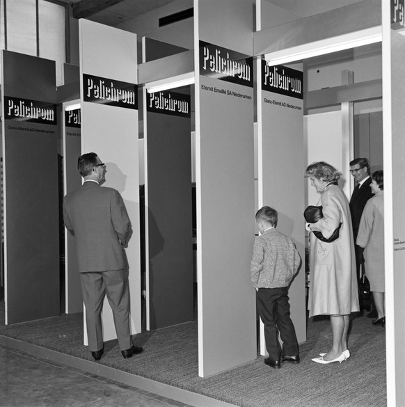 Pelichrom-Asbestzementplatten der Firma Eternit an der Schweizer Mustermesse in Basel, aufgenommen im April 1964. (KEYSTONE/PHOTOPRESS-ARCHIV/Str)