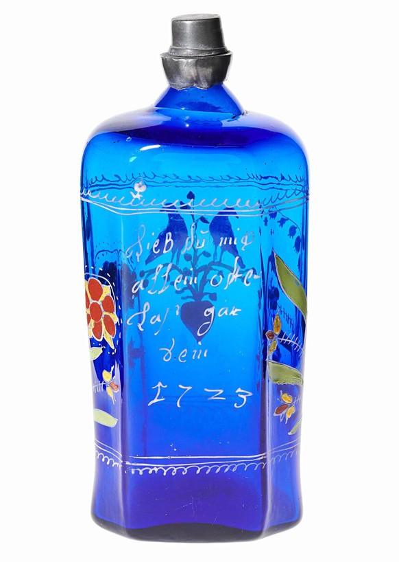 Kobaltblaue Flasche mit bunter Emailbemalung. Zwei Tauben auf einem Herz, Maiglöckchen, «lieb du mich allein oder lass gar sein 1723», Flühli.
