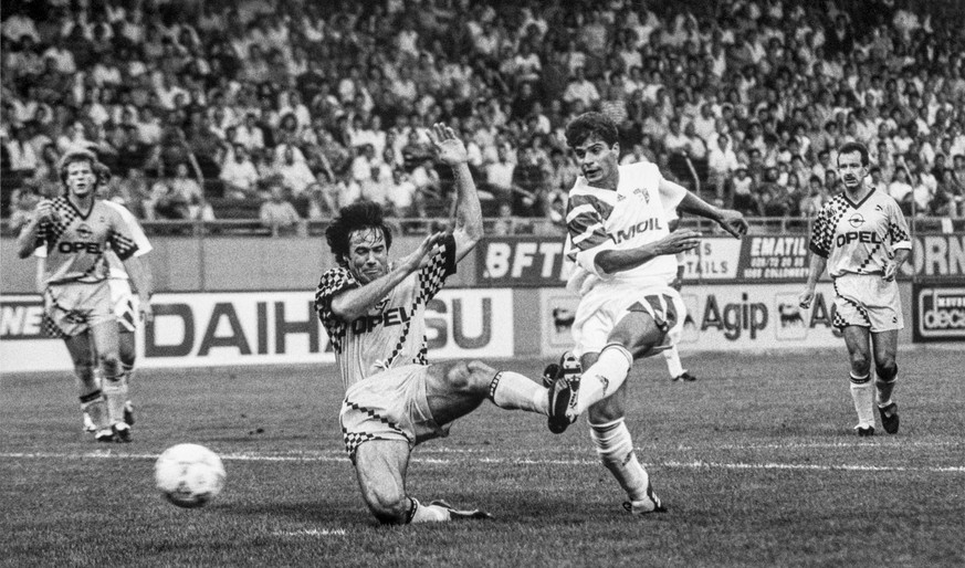 Tulio Humberto, rechts, vom FC Sion, schiesst am Berner Hugo Streun vorbei ein Tor, aufgenommen am 23. August 1992 in Sion beim Meisterschaftsspiel der Nationalliga A FC Sion gegen den BSC Young Boys. ...