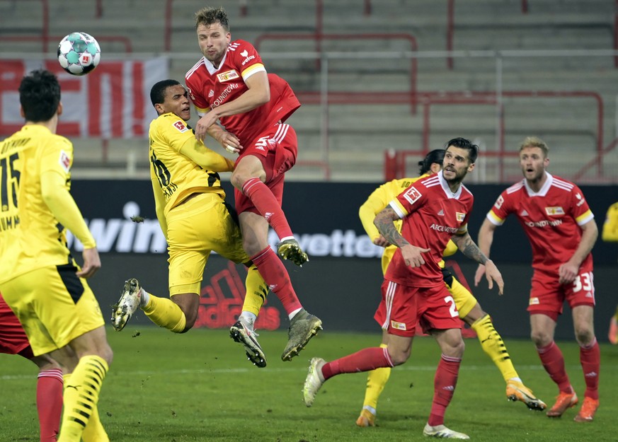 Union&#039;s Marvin Friedrich, third left, in action against Dortmund&#039;s Manuel Akanji during the German Bundesliga soccer match between 1. FC Union Berlin and Borussia Dortmund at the Stadion Alt ...