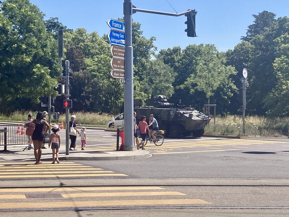 Schützenpanzer auf den Strassen. Verkehrskadetten sorgen dafür, dass sich Schulkinder nicht verirren.