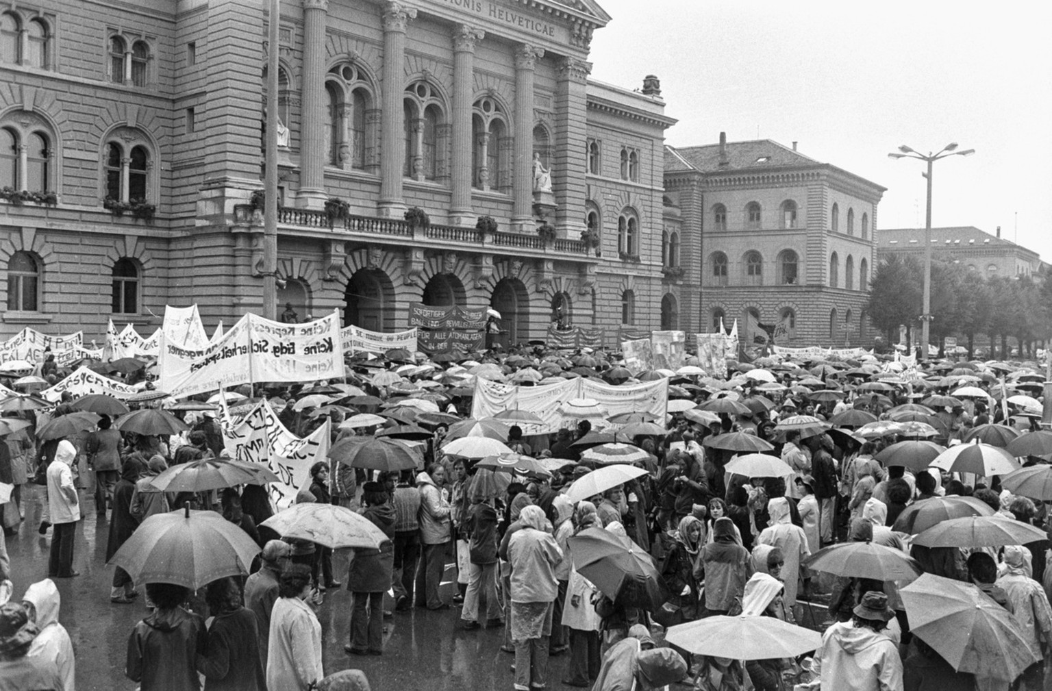 Eine Demonstration der Atomkraftwerkgegner in Bern am 27. August 1977. (KEYSTONE/Str)