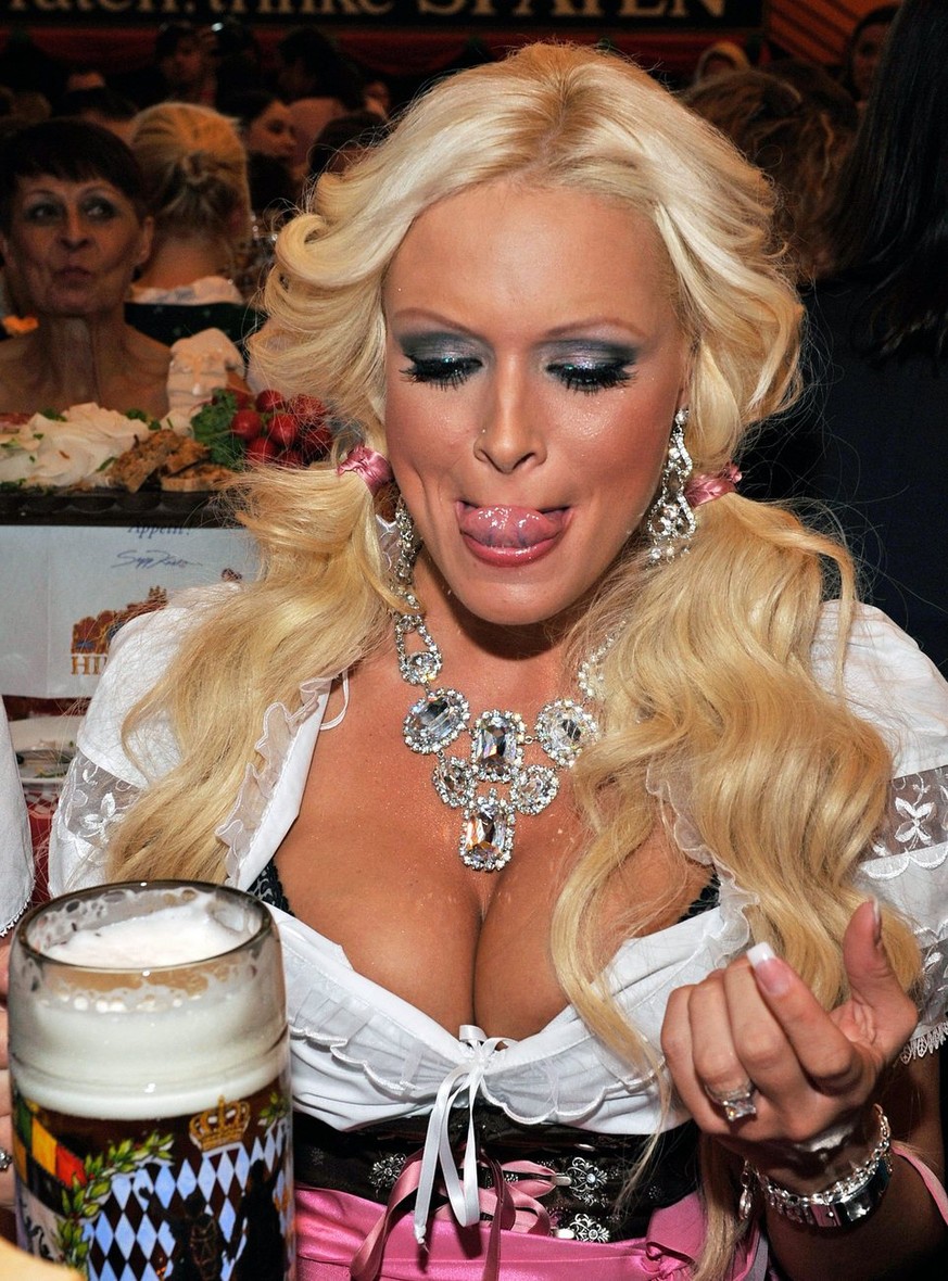 epa02346071 A picture dated 19 September 2010 shows German singer and model Daniela Katzenberger drinking beer during the 2010 Oktoberfest at the Hippodrom tent in Munich, Germany. The folk festival t ...