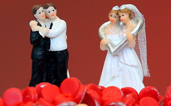 Zwei Figuren, die gleichgeschlechtliche Hochzeitspaare darstellen, sind am 30.06.2017 auf einer Torte im Bundestag in Berlin in den Raeumen der SPD-Fraktion zu sehen. Mit einer historischen Entscheidu ...