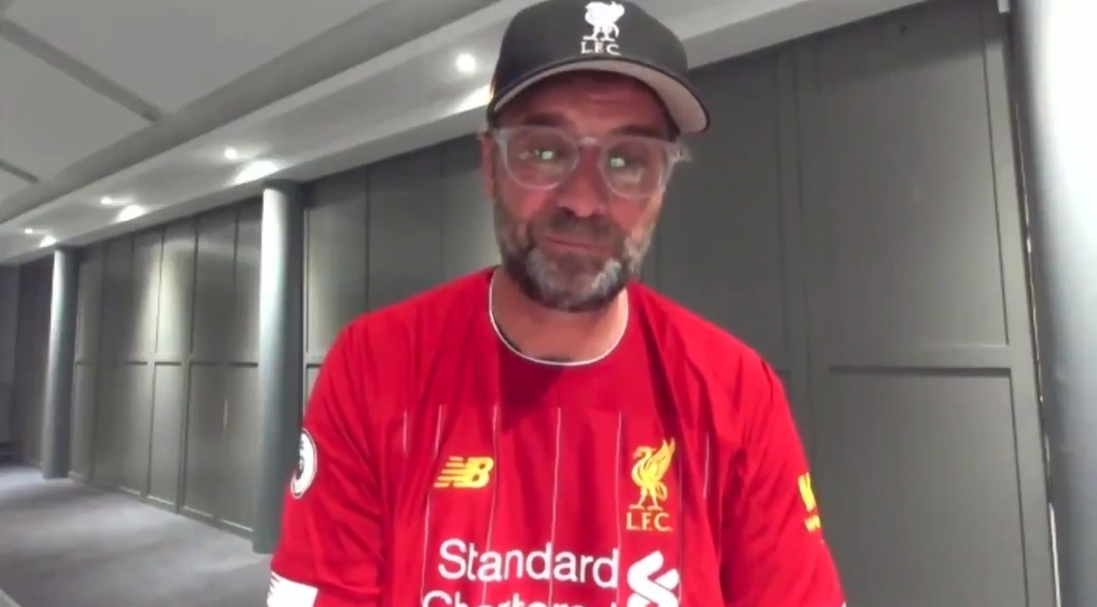 Liverpool-Trainer Jürgen Klopp kann die eine oder andere Träne im Titel-Interview nicht zurückhalten.