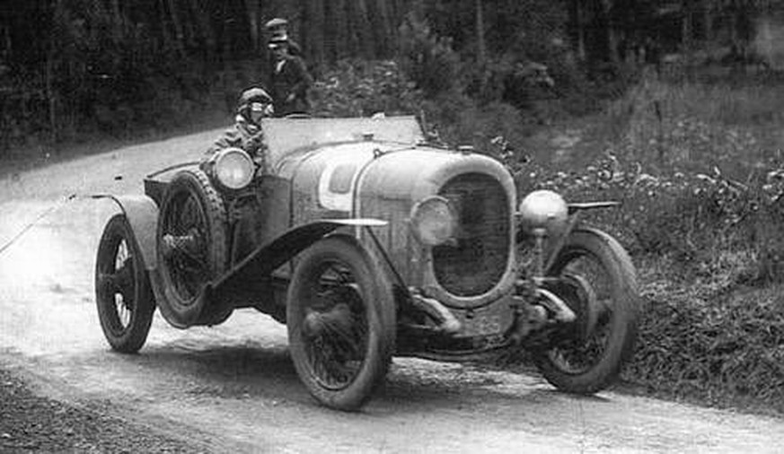 Chenard &amp; Walker 3 Litre Sport 1923 le mans 24 stunden rennen motorsport 
Fahrer: André Lagache René Léonard 
https://twitter.com/furui_abura/status/1007799884647260160