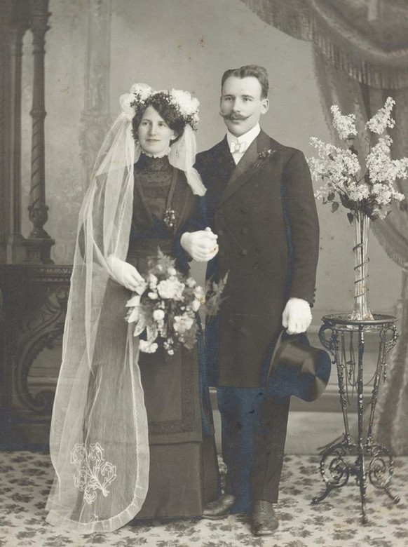 Fotografie, Brautpaar im Studio, um 1865-1930, Fotograf unbekannt.