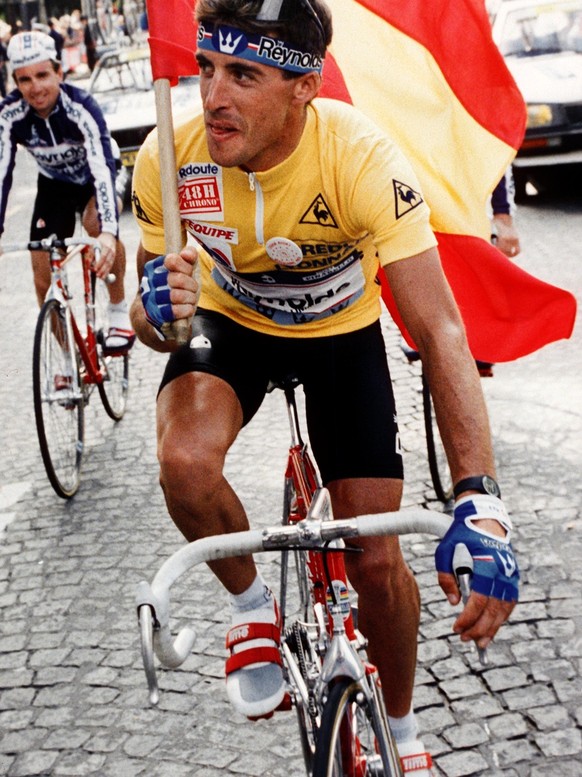 Der spanische Radprofi Pedro Delgado faehrt am 24. Juli1988 auf den Pariser Champs Elysees als Gesamtsieger der Tour de France eine Ehrenrunde im Gelben Trikot und mit der Fahne seines Landes. (KEYSTO ...