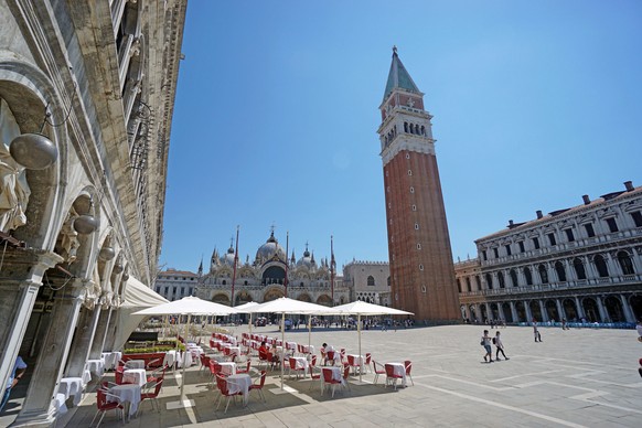 epa08510617 An owerview of San Marco&#039;s square in Venice with the umbrellas at the bar tables, in Venice, Italy, 26 June 2020. EPA/Andrea Merola