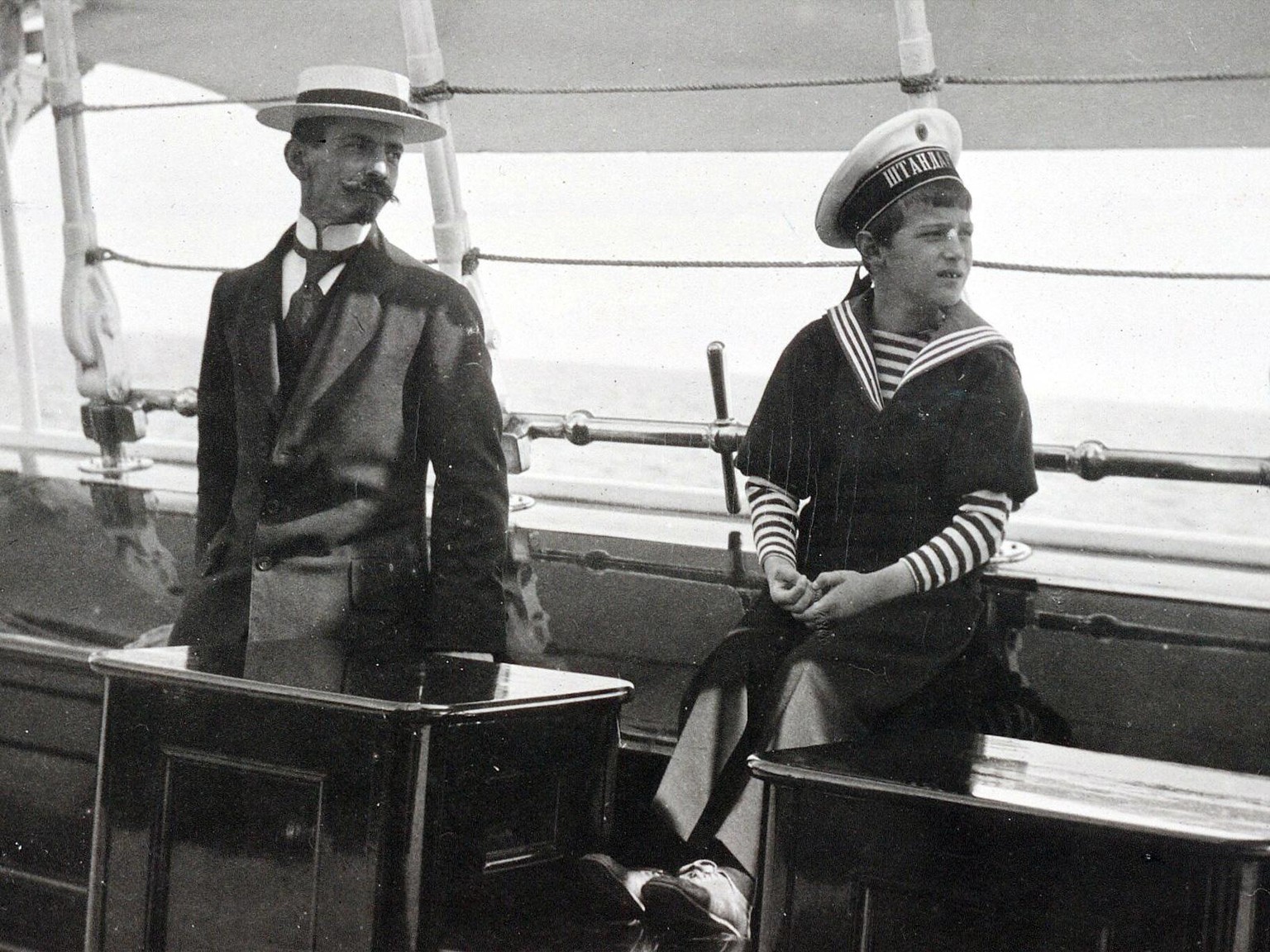 Pierre Gilliard und Zarewitsch Alexei an Bord der kaiserlichen Jacht «Standart».
https://de.wikipedia.org/wiki/Datei:Pierre_Gilliard_and_Alexei.jpg