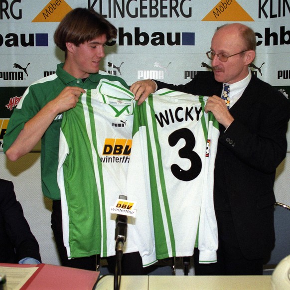 SV Werder Bremen: Raphael Wicky wird von Manager Willi Lemke (re.) als Neuzugang f
