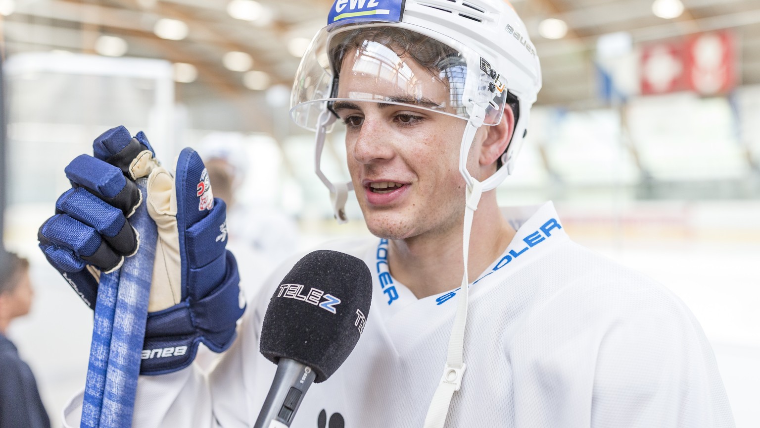 Der neue ZSC Spieler Tim Berni gibt ein Interview nach dem Training in der Eishalle in Oerlikon aufgenommen am Freitag, 10. Juli 2018, in Zuerich. (KEYSTONE/Aladin Klieber)